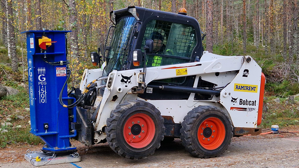 Kuvantamiseen tarvittava seisminen signaali tuotetaan kuormaajaan kiinnitetyllä pudotuspainolla. Kuva: Geologian tutkimuskeskus GTK.