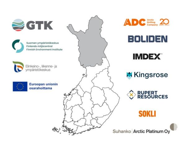 Karttakuva Suomesta, jossa projektin tutkimusalue Pohjois-Suomi on harmaalla korostettu. Kartassa on mukana projektin toteuttajien ja rahoittajien logot.